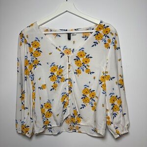 H&M Divided yellow floral long sleeve blouse size 2.
$1 if Bundle‎